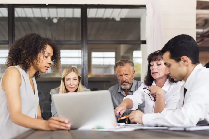Direction financière préparant une lecture consolidée multi-sociétés