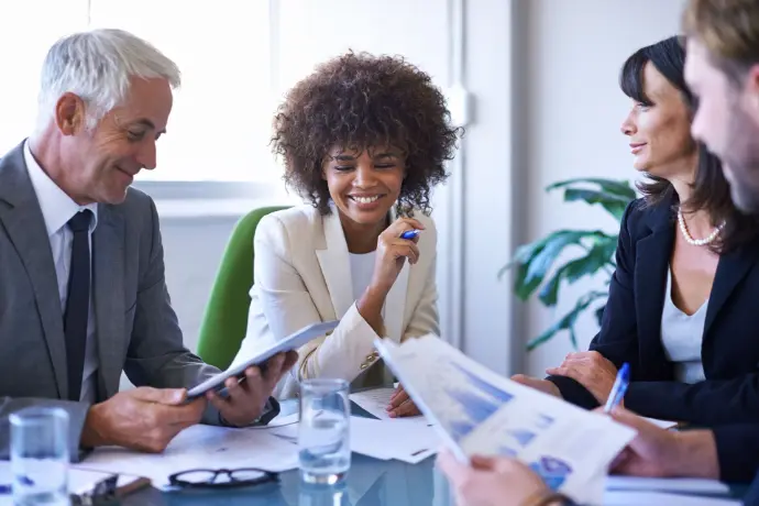 Équipe administrative coordonnant paie, notes de frais et comptabilité dans Odoo